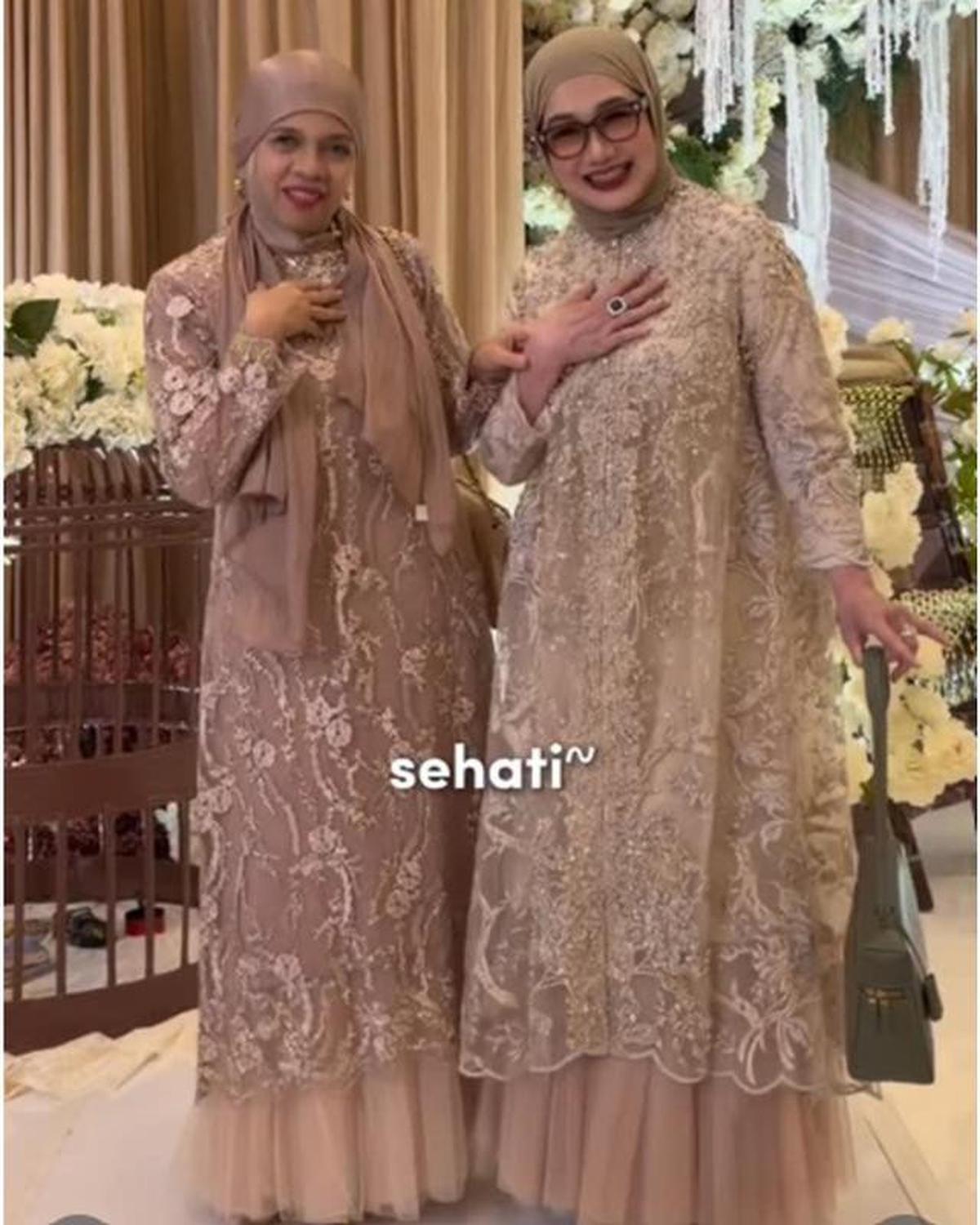 6 Potret Gamis Brokat Reza Artamevia dan Geni Faruk di Tedak Siten Anak Aaliyah Massaid
