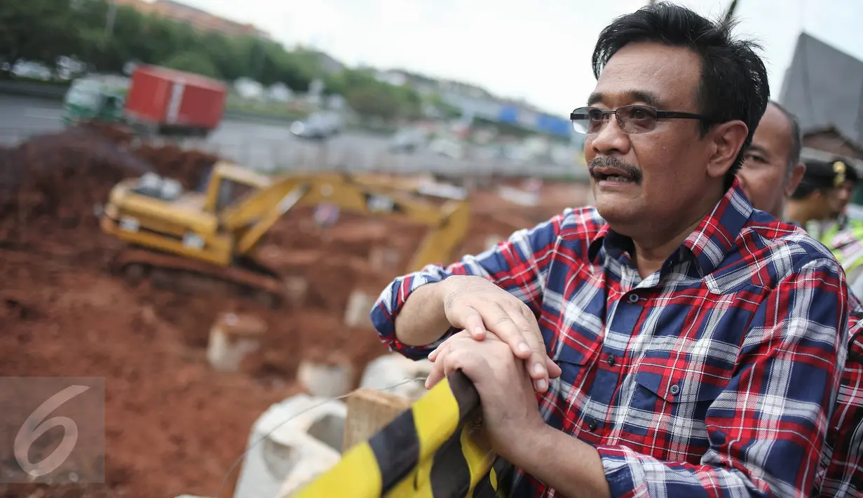 Cawagub DKI Jakarta, Djarot Saiful Hidayat menyempatkan meninjau proyek LRT saat tiba mengunjungi warga Kampung Makasar, Jakarta, Kamis (8/12). (Liputan6.com/Faizal Fanani)