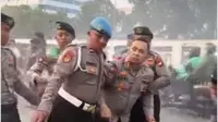 Viral Perwira Polisi Dipapah Usai Demo DPR, Ini Penyebabnya