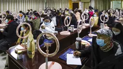 Warga belajar keterampilan livestreaming serta webcasting untuk e-commerce dan jualan online saat workshop yang digelar oleh otoritas pemerintah daerah di Zhangye, Provinsi Gansu, China, 20 Januari 2022. (Chinatopix via AP)