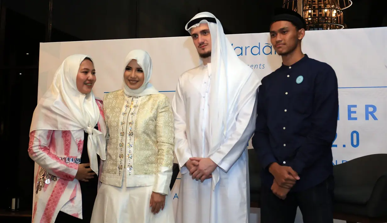 Meski belum selamanya berhijab, Tya Ariestya sudah ada niatan untuk mengenakan hijab. Kini, ia sedang memantabkan hatinya untuk menutup aurat seperti perintah agama. (Deki Prayoga/Bintang.com)