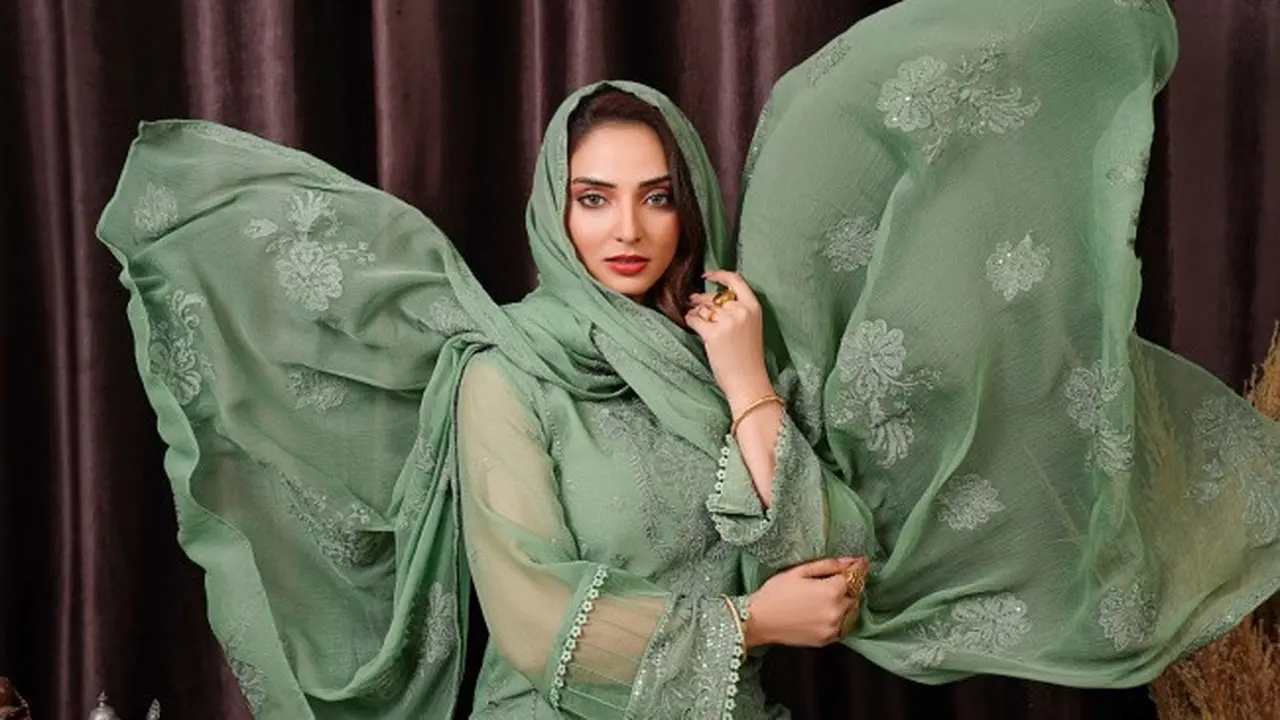 Ilustrasi Pilihan Warna Jilbab dengan Gamis Sage Green (Credit: Muneeb Malhotra/Unsplash)