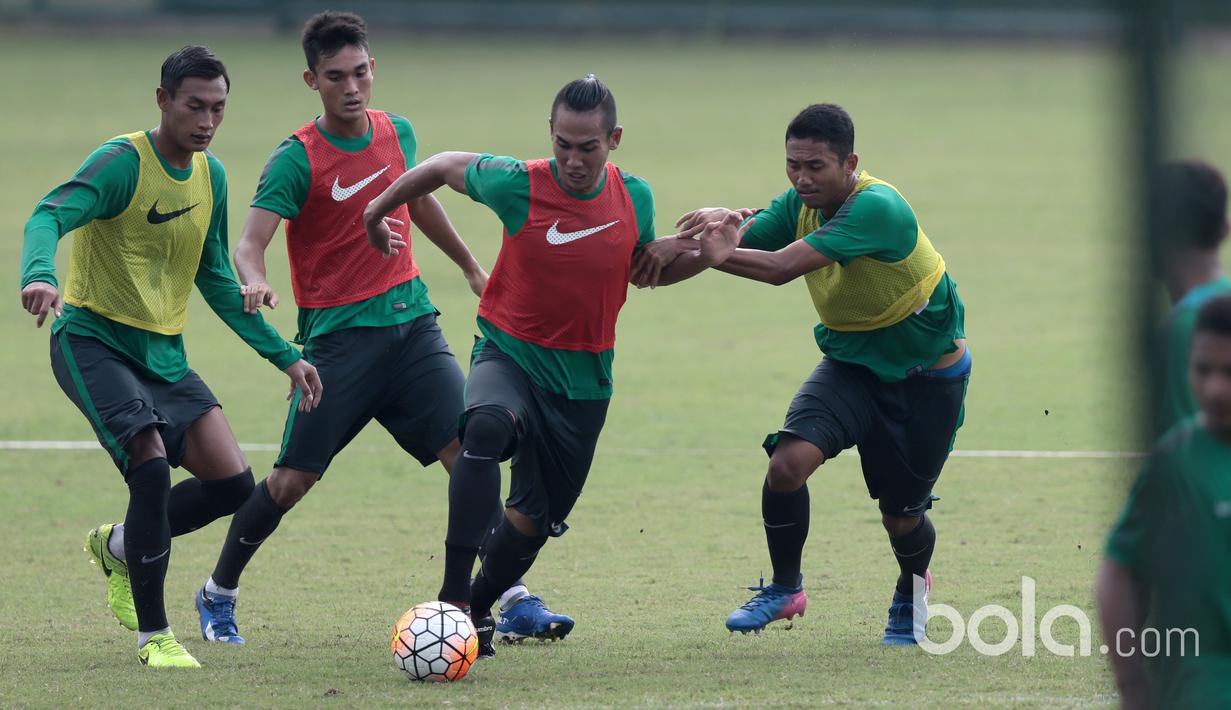 Hansamu Yama, (kiri) berlatih bersama rekan-rekannya di Lapangan Sekolah Pelita Harapan, Karawaci, Jumat (17/3/2017). Timnas U-22 mempersiapkan diri melawan Myanmar pada laga persahabatan 21 Maret 2017. (Bola.com/Nicklas Hanoatubun)