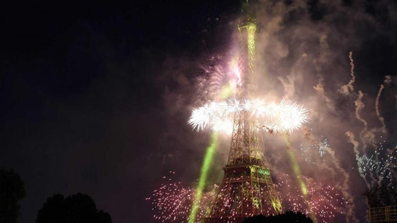 Rayakan Hari Bastille, Menara Eiffel terang benderang