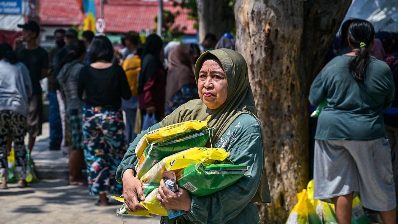FOTO: Antrean Panjang di Surabaya, 10 Ton Beras Murah Ludes Diserbu Warga