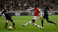 Pemain Arsenal Joe Willock(tengah) menendang bola saat menghadapi Eintracht Frankfurt pada laga Grup F Liga Europa di Commerzbank Arena, Frankfurt, Jerman, Kamis (19/9/2019). The Gunners menang telak 3-0 berkat gol Willock, Saka dan Aubameyang. (AP Photo/Michael Probst)