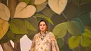 Sedang hamil besar, Chelsea Islan pancarkan aura bumil cantik dengan maxi dress bernuansa cokelat. Dress full bordir keemasan ini dipadu dengan clutch dari Hermes dan heels emas Manolo Blahnik [@biyanofficial]
