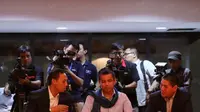 Plt.Ketua Umum PSSI, Hinca Panjaitan (tengah) memimpin rapat Exco di Kantor PSSI, Jakarta, Rabu (18/5/2016). (Bola.com/Nicklas Hanoatubun)