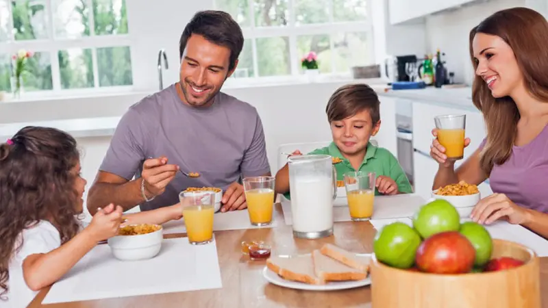 Tingkatkan Rasa Percaya Diri, Ini 7 Manfaat Luar Biasa Makan Bersama Keluarga