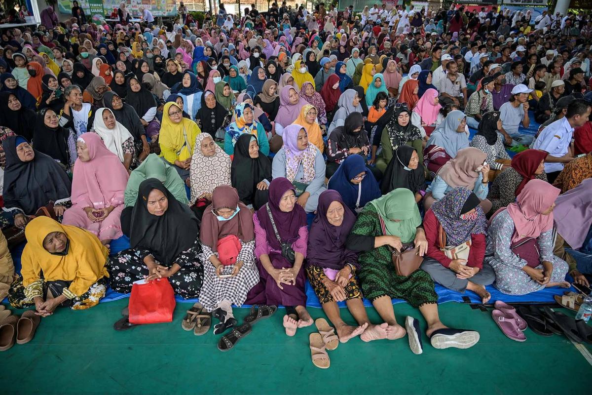 FOTO: Ribuan Warga Surabaya Antre Zakat Mal Rp 500 Ribu per Orang di Masjid Cheng Hoo