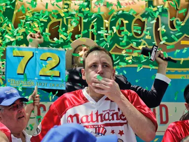 Ekspresi Joey Chestnut merayakan kemenangan dalam Kontes Makan Internasional Nathan, di New York, AS (4/7). Joey Chestnut menang dengan menghabiskan 72 hot dog dalam 10 menit. (AP Photo/Bebeto Matthews)