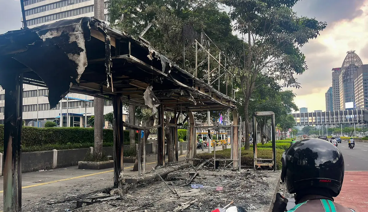 Sejumlah fasilitas umum di jalan Jenderal Sudirman, Jakarta terlihat rusak parah akibat dibakar massa dalam aksi yang dilakukan pada Jumat (29/8) hingga Sabtu Sabtu (30/8/2025) dini hari. (merdeka.com/Arie Basuki)