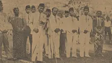 Soeratin sedang memberikan pidatonya di Stadion Sriwedari, Solo, saat pembukaan kompetisi PSSI tahun 1943. (Repro Bola.com/Dok. Koran Pemandangan)