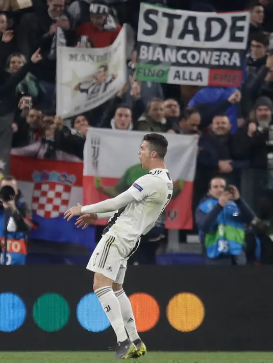 Selebrasi penyerang Juventus Cristiano Ronaldo usai mencetak gol ke gawang Atletico Madrid pada leg kedua babak 16 besar Liga Champions di Allianz Stadium, Turin, Selasa (12/3). Juventus menang 3-0. (AP Photo/Luca Bruno)