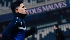 Ragnar Oratmangoen, bintang Timnas Indonesia, bermain untuk FCV Dender.