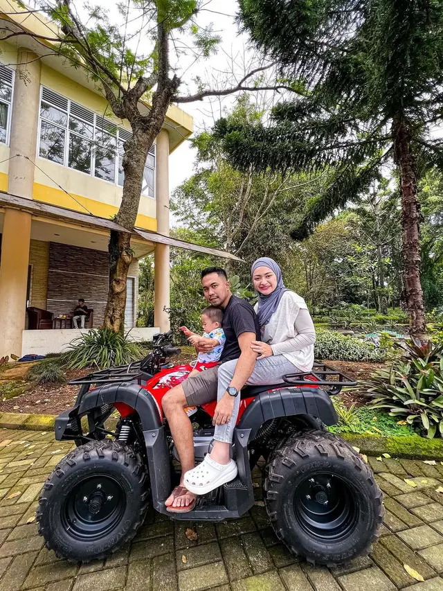 Faris tak perlu waktu lama untuk bisa dekat dengan Adzam, putra Nathalie Holscher.   Saat liburan Adzam terlihat akrab dengan kekasih baru ibunya. (Foto: Instagram/@nathalieholscher)