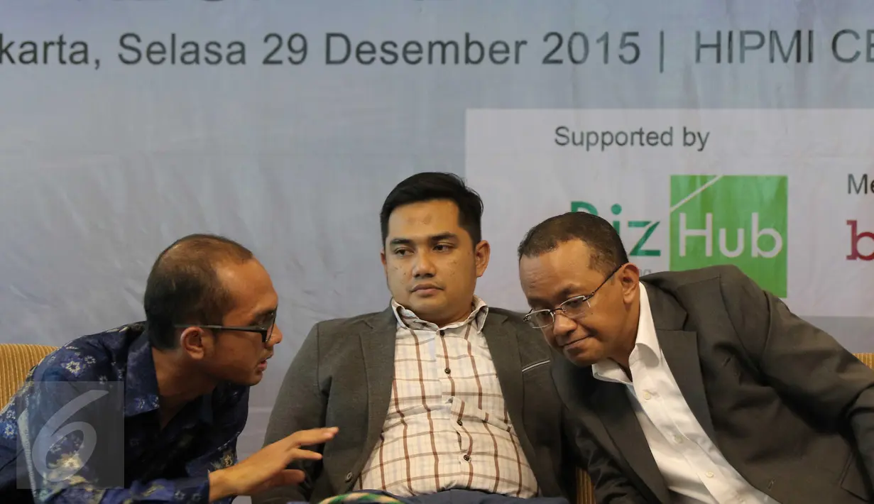 Peneliti INDEF Aryo Irdharma, Pakar Hukum Tata Negara Rifky Karsayuda, Ketua BPP HIPMI Bahlil Lahadalia (ki-ka) berdiskusi di HIPMI Center, Jakarta, Selasa (29/12). Freeport Dinilai Hanya Perkaya Jakarta, Bukan Papua. (Liputan6.com/Angga Yuniar) 