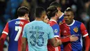 Pemain Manchester City bersalaman dengan pemain FC Basel usai pertandingan Liga Champions leg kedua  di Stadion Etihad, Manchester (7/3). Pada pertandingan ini Manchester City takluk 1-2 dari FC Basel. (AP Photo / Rui Vieira)