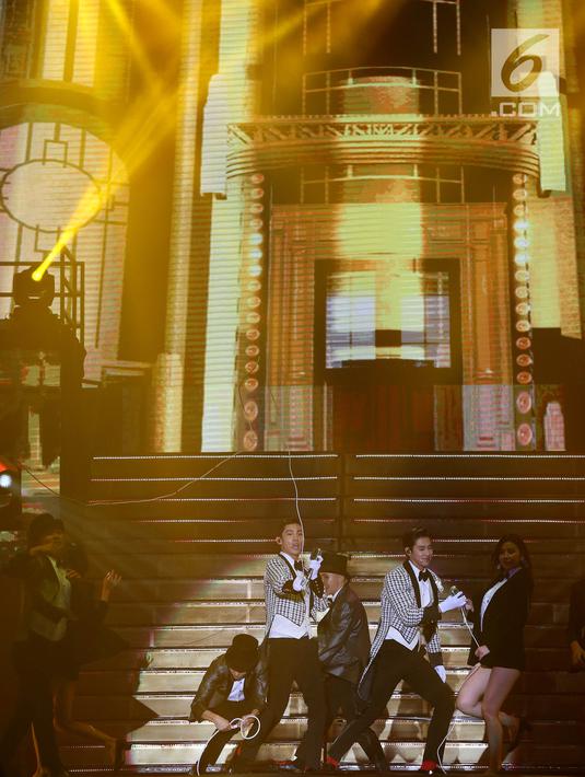TVXQ tampil menghibur penonton saat konser perdana bertajuk Circle di ICE BSD, Tangerang, Sabtu (31/8/2019). Boyband TVXQ  asuhan SM Entertainment mengawali konser di Indonesia setelah 16 tahun debut. (Liputan6.com/Fery Pradolo)