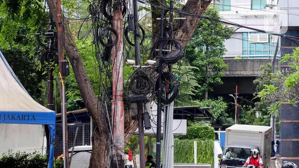 Potret Semrawutnya Kabel Utilitas di Jakarta