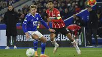 Gelandang Leicester City Marc Albrighton berebut bola dengan penyerang PSV Eindhoven Cody Gakpo pada leg pertama perempatfinal Europa Conference League di King Power Stadium, Jumat (8/4/2022) dini hari WIB. Leicester City ditahan imbang 0-0 saat menjamu PSV Eindhoven. (AP Photo/Rui Vieira)
