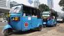Warga menaiki bajaj berbahan bakar gas (BBG) di kawasan Jakarta Pusat, Sabtu (15/8/2015). Dalam rangka HUT RI Ke-70, PGN menggratiskan biaya tarif bajaj BBG bagi masyarakat. (Liputan6.com/Gempur M Surya)