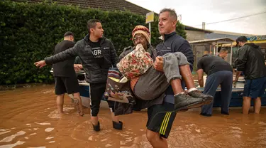 Seorang wanita dievakuasi dari daerah banjir di Porto Alegre, Negara Bagian Rio Grande do Sul, Brasil, pada tanggal 4 Mei 2024. (Carlos Fabal/AFP)