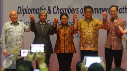 Ki-ka: Sofyan Wanandi, A. M. Fachir, Retno L. P. Marsudi, Rudi Antara, dan Thomas Lembong berfoto dalam acara Diplomatic and Chambers of Commerce Gathering di Jakarta, Selasa (4/10). (Liputan6.com/Angga Yuniar)