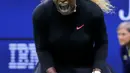 Petenis Serena Williams berteriak saat memperoleh satu poin dalam laga melawan Caty McNally selama putaran kedua turnamen tenis AS Terbuka di New York, Amerika Serikat, Rabu (28/8/2019). Williams menang 5-7, 6 -3, 6-1. (AP Photo/Charles Krupa)