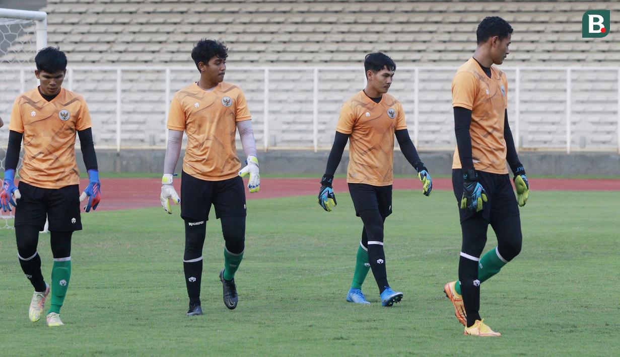 Kiper Timnas Indonesia U-19 meninggalkan lapangan usai melakukan latihan jelang Piala AFF U-19 2022 di Stadion Madya, Jakarta, Selasa (21/6/2022). (Bola.com/M Iqbal Ichsan)