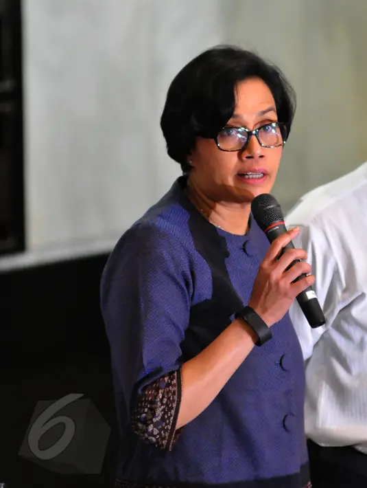 Mantan Menkeu Sri Mulyani Indrawati ketika memberi keterangan kepada wartawan usai diperiksa Bareskrim Polri di Gedung Kementerian Keuangan, Jakarta, Senin (8/6). Sri Mulyani diperiksa sebagai saksi kasus dugaan korupsi penjualan kondensat. (Liputan6.com/
