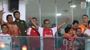 Gubernur DKI Jakarta, Anies Baswedan merayakan kemenangan Persija atas Song Lam Nghe An pada laga grup H Piala AFC di Stadion GBK Jakarta, Rabu (14/3). Persija unggul 1-0 atas Song Lam Nghe An. (Liputan6.com/Helmi Fithriansyah)