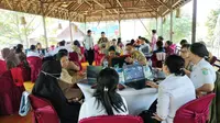 Para guru di Kecamatan Damai, Kabupaten Kutai Barat, Kalimantan Timur tampak antusias mengikuti pelatihan Platform Merdeka Mengajar karena selama ini kesulitan mengakses platform tersebut akibat tak ada akses internet. (foto: istimewa)