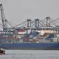 Sebuah Perahu nelayan melintas di dekat kapal yang mengangkut peti kemas di Jakarta International Container Terminal (JICT), Tanjung Priok, Jakarta, Selasa (6/11). (Merdeka.com/ Iqbal S. Nugroho)