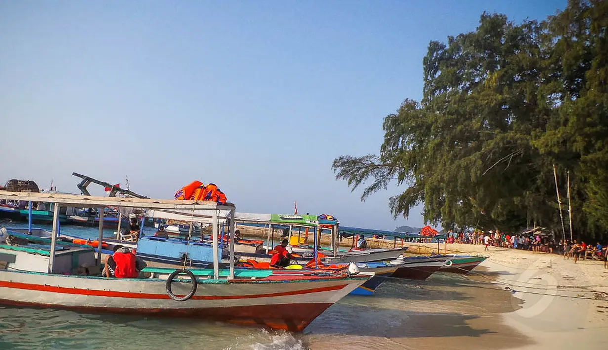 <p>Para backpacker menggunakan jasa perahu di muara angke untuk menuju pulau harapan di kawasan Kepulauan Seribu, Jakarta. (Liputan6.com/Faizal Fanani)</p>
