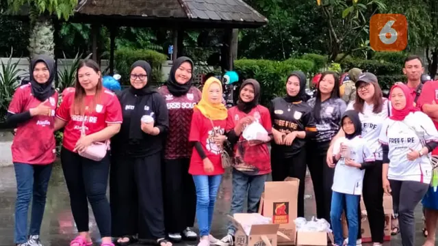 Wah Ada Srikandi Bagi-bagi Takjil di Manahan Solo