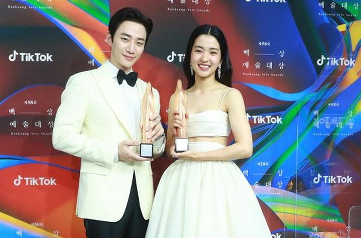 Pemenang Aktor dan Aktris Populer di Baeksang Arts Awards di 5 Tahun Terakhir, Ada yang Sampai Menikah!