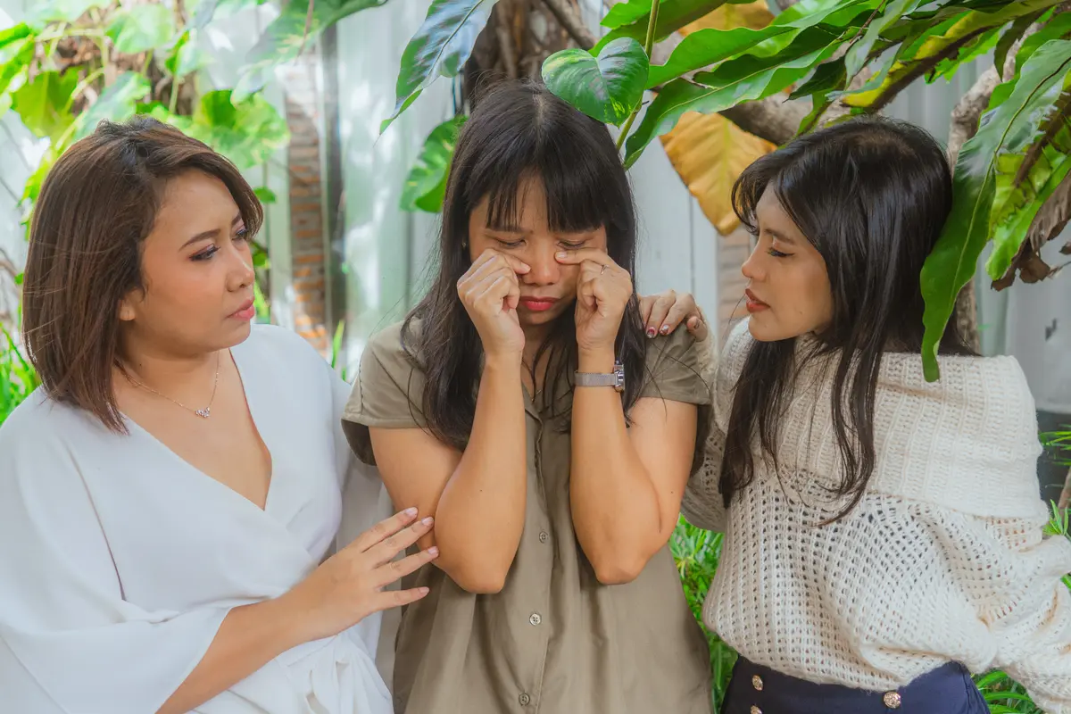 wanita maret sedih