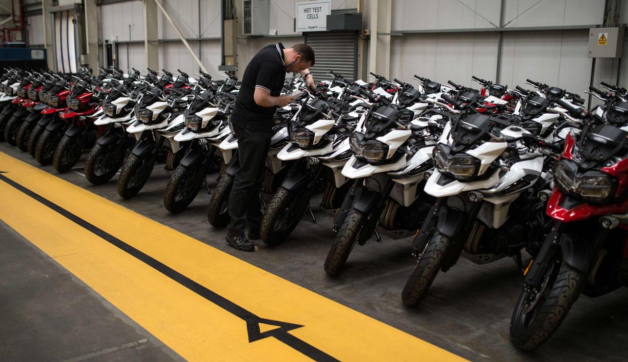 Pekerja mengecek sepeda motor Triumph di jalur perakitan di pabrik Triumph Motorcycles di Hinckley, Inggris (2/10). Awalnya Triumph dibentuk sebagai perusahaan manufaktur sepeda di Coventry pada tahun 1887. (AFP Photo/Oli Scarff)