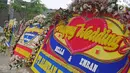 Sejumlah karangan bunga terpajang di lokasi resepsi kedua pernikahan Laudya Cynthia Bella dan Engku Emran di kawasan Dago, Bandung, Minggu (8/10). Bella dan Emran resmi menikah pada 8 September 2017 di Malaysia. (Liputan6.com/Herman Zakharia)