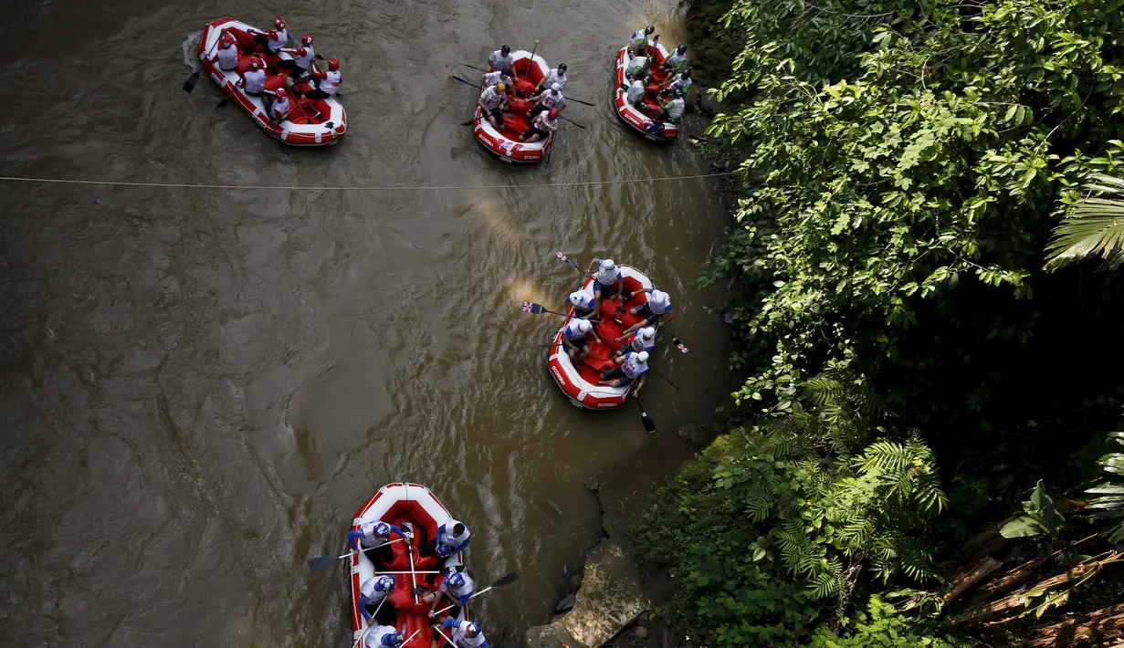 Peserta saat bersiap memulai berlomba dalam Kejuaraan Dunia Arung Jeram 2015, Sukabumi, Jawa Barat, (7/12). Pada 2015 ini, Indonesia terpilih menjadi tuan rumah kejuaraan dunia arung jeram 2015 ini.( REUTERS/Beawiharta)
