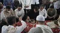 Suami dan Anak Najwa Shihab Dimakamkan Seliang Lahad: Kini Mereka Berdekapan