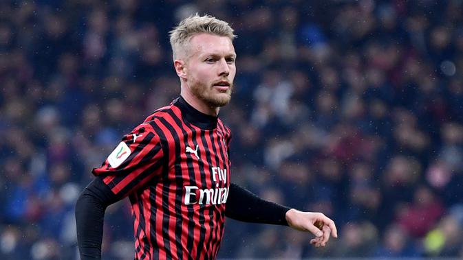 3. Simon Kjaer - Simon Kjaer membuktikan bahwa dirinya masih tangguh dalam menjaga lini pertahan AC Milan. Ketika Alessio Rogmanoli mengalami cedera, pemain asal Denmark ini mampu menjadi pemimpin di lini pertahanan AC Milan. (AFP/Alberto Pizzoli)