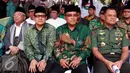 Ketua Umum PBNU KH. Said Aqil Siradj bersama Rais Am PBNU KH. Ma'ruf Amin, Panglima TNI Jenderal TNI Gatot Nurmantyo, dan Ketua Umum PKB Muhaimin Iskandar saat menghadiri acara kirab Resolusi Jihad NU di Jakarta, Kamis, (22/10).(Liputan6.com/Johan Tallo)