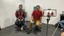 Komentator sepak bola, Tommy Welly alias Bung Towel (kiri) didampingi Pemimpin Redaksi Bola.com dan Bola.net, Erwin Fitriansyah saat acara live reaction nonton bersama Timnas Indonesia menghadapi Filipina dalam rangkaian acara MALAMNYA BOLA di Jakarta International Velodrome, Rawamangun, Jakarta Timur, Selasa (11/6/2024). (Bola.com/Arief Bagus)