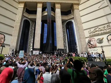 Ribuan wartawan Mesir menyerukan pemecatan menteri dalam negeri negara itu setelah polisi menangkap dua wartawan, di Press Syndicate, Kairo, Rabu (4/5). Sebelumnya wartawan, Mahmoud El Sakka dan Amr Badr ditangkap pekan lalu. (REUTERS/Staff)