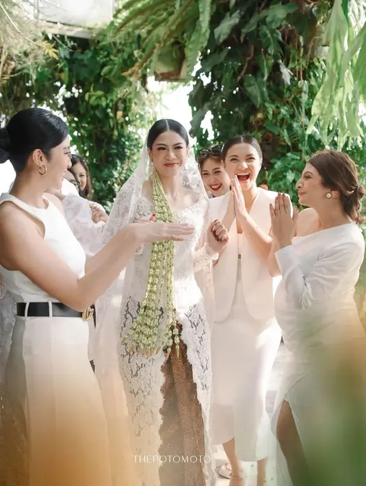 Akad nikah berlangsung secara khidmat dengan mengusung adat Jawa. Hana pun tampil anggun kenakan kebaya berwarna putih rancangan desainer Renzi Lazuardi. [Foto: IG/@thepotomoto].