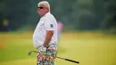 Pegolf AS, John Daly mengenakan celana penuh corak dan berwarni-warni selama sesi latihan di Southport, Inggris, 19 Juli 2017. Celana yang digunakan pegolf tersebut bergambar tempat rekreasi dari sejumlah negara. (AP Photo/Dave Thompson)