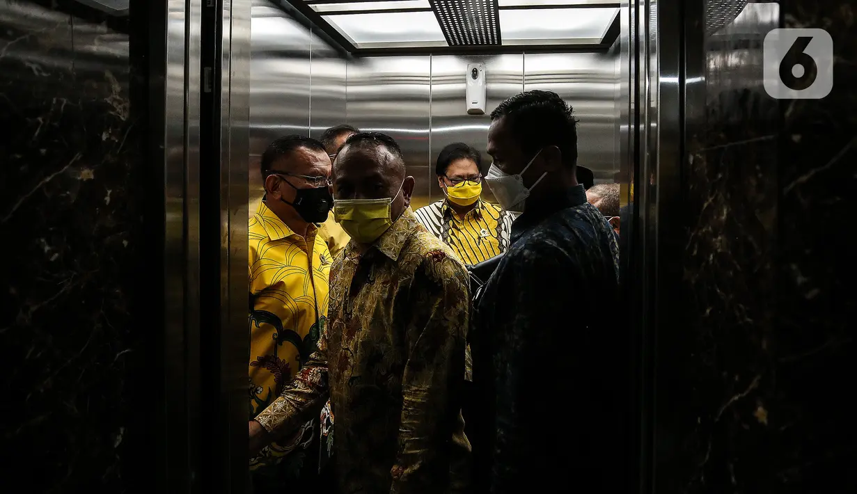 Ketum Partai Golkar Airlangga Hartanto usai bertemu Presiden PKS, Ahmad Syaikhu di DPP Partai Golkar, Jakarta, Kamis (29/4/2021). Pertemuan dalam rangka silaturahmi kebangsaan serta perkenalan kepengurusan baru PKS di bawah kepemimpinan Presiden PKS Ahmad Syaikhu. (Liputan6.com/Johan Tallo)