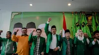 Ketum PPP versi Muktamar Jakarta, Djan Faridz bersama pengurus partai lainnya bersorak usai deklarasi dukungan kepada Basuki Tjahaja Purnama (Ahok)-Djarot Saiful Hidayat di Pilkada DKI 2017, di DPP PPP, Jakarta, Jumat (7/10). (Liputan6.com/Faizal Fanani)